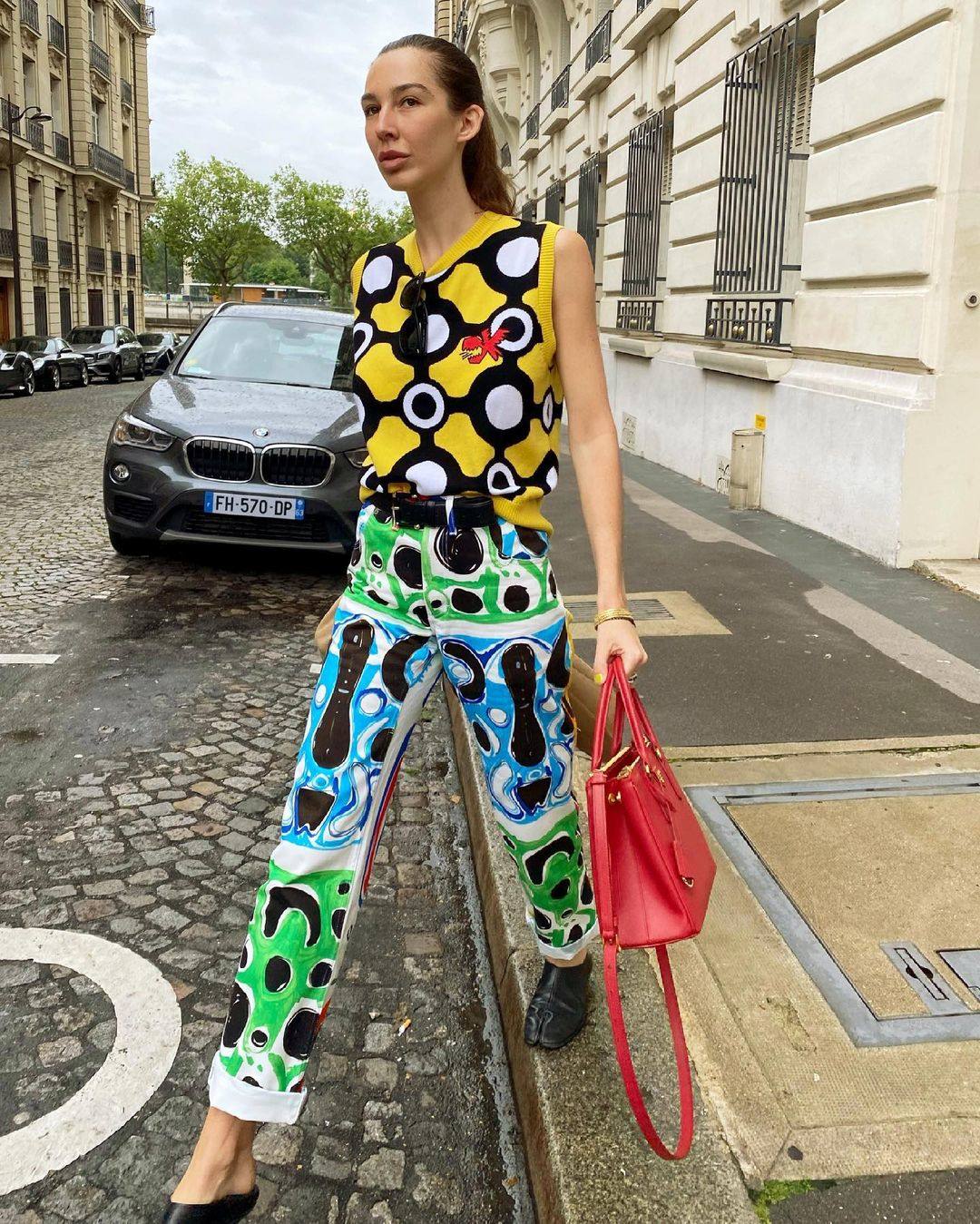 Otra ''regla'' de la combinación es que haya un nexo de unión entre prendas. En este caso, los estampados y tejidos son muy diferentes, incluso los colores, pero el negro hace de hilo conductor para que todo se funda en uno.