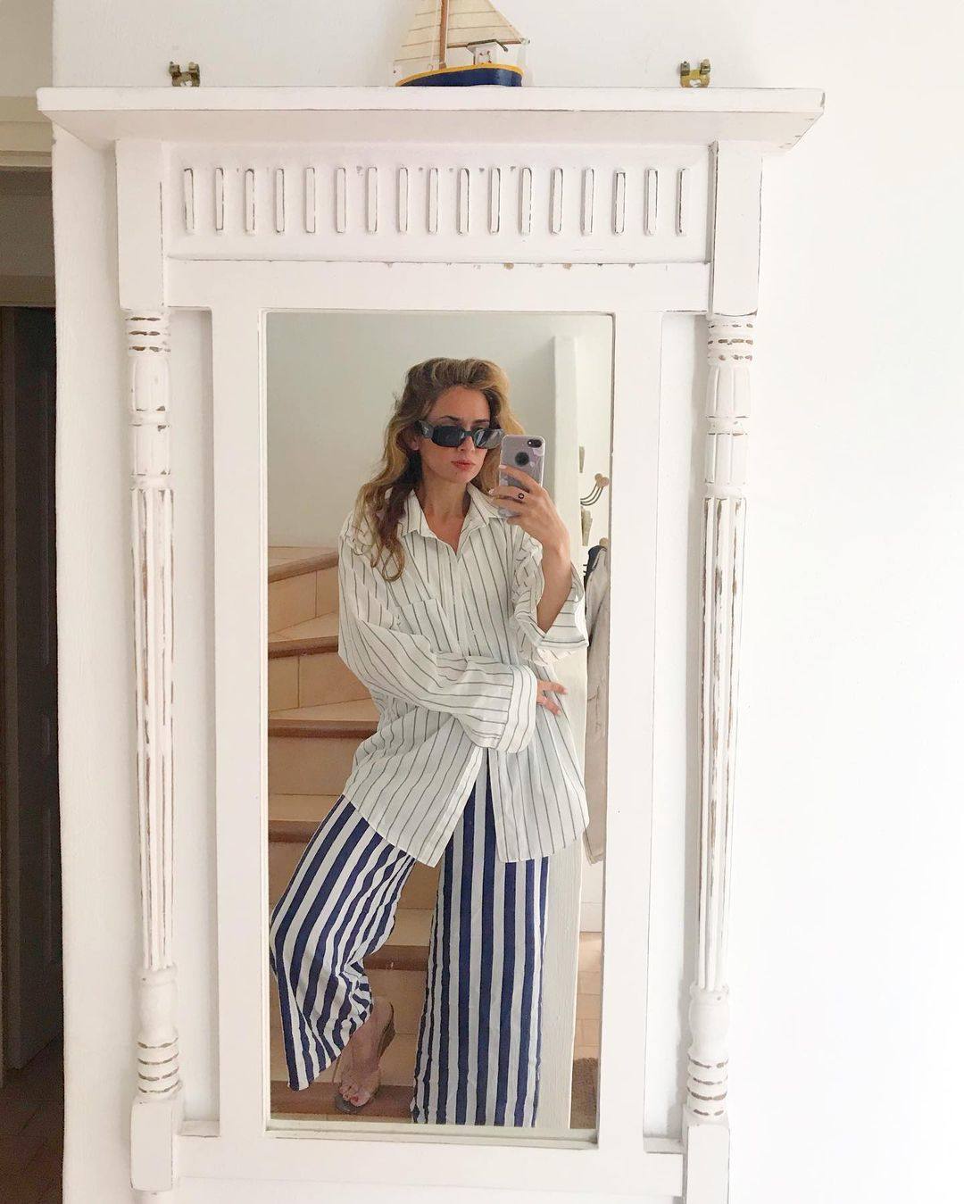 Un truco que siempre es eficaz es combinar el mismo estampado en diferentes proporciones. Por ejemplo, este look con una camisa de rayas minimalistas, muy formal, y unos pantalones con rayas verticales anchas, que llaman más la atención. También funciona invirtiendo la posición de las rayas o con el mismo estampado en versión más grande y más pequeña, como flores o lunares.