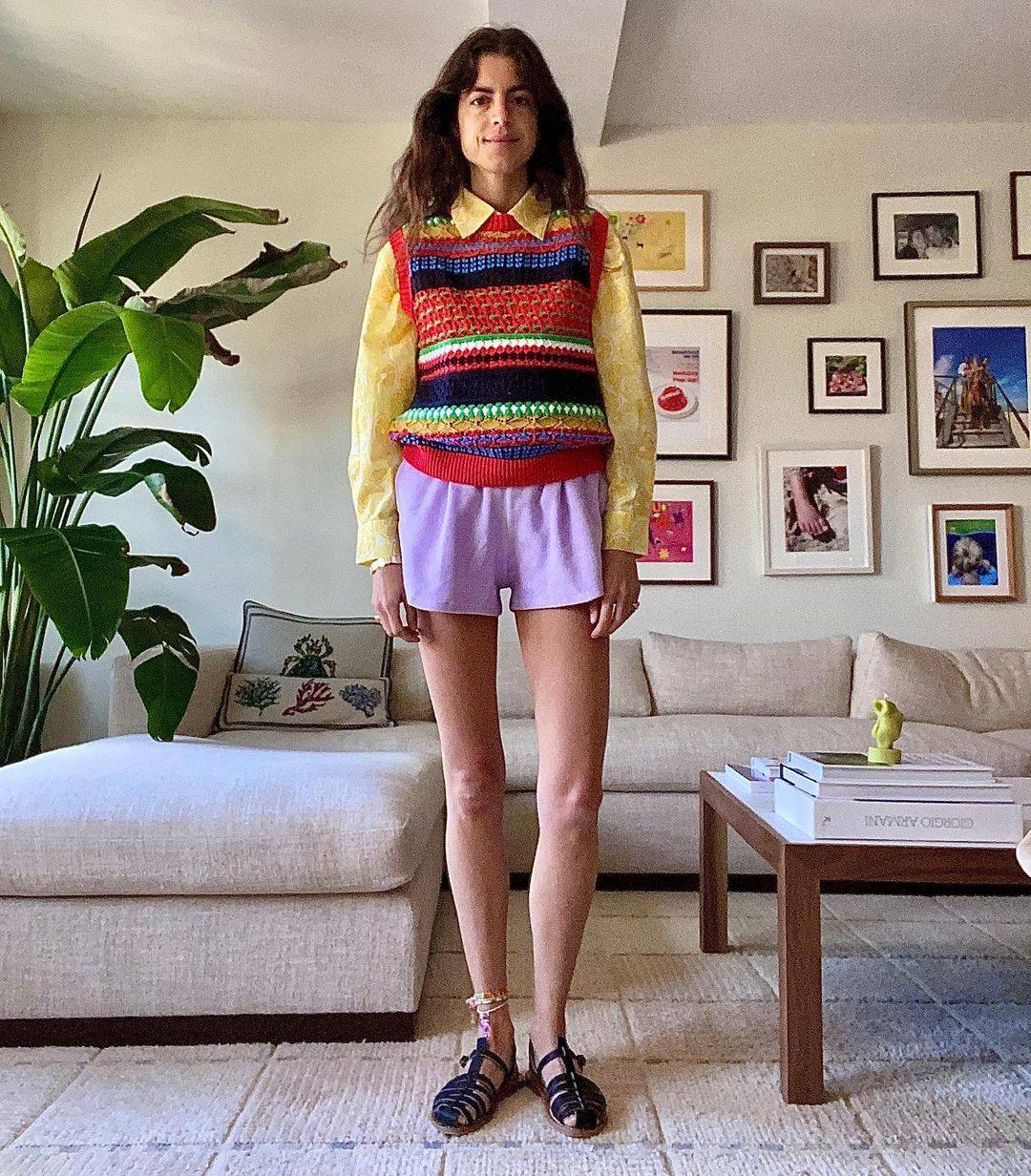 La famosa Man Repeller le da un golpe llamativo a su conjunto en tonos pastel, combinación que está muy de moda esta temporada. Lleva una camisa de estampado floral, en amarillo claro, con un chaleco de punto a rayas horizontales (que incorpora también amarillo) y shorts lila.