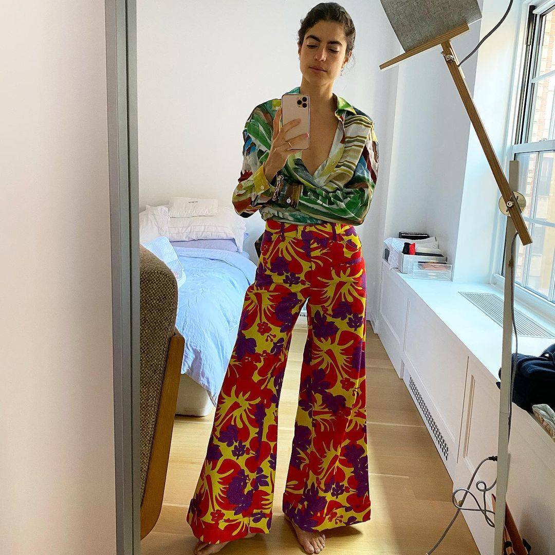 Leandra es partidaria de mezclar maxi estampados tropicales o florales. En cuanto a los tonos, aquí son completamente opuestos.