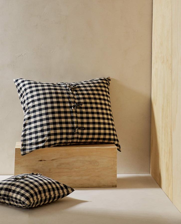 Con estampado de cuadros vichy en color azul, esta funda de cojón de algodón de 70x90 centímetros cuenta con cierre trasero con lazos. Es de Zara Home y tiene un precio rebajado de 12,99 euros.