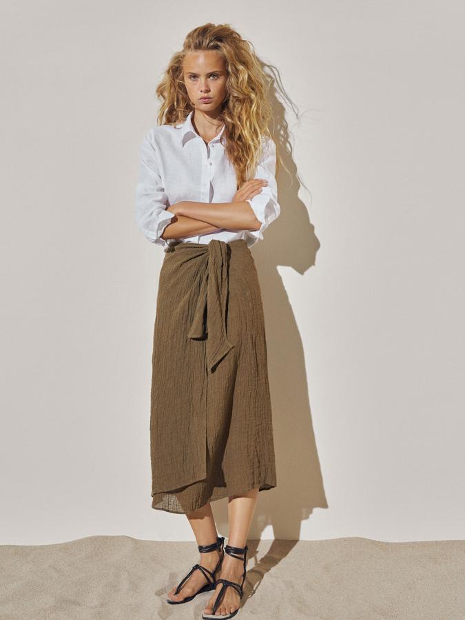 En color verde caqui, esta falda pareo cruzada de corte midi tiene un precio de 79,95 euros.