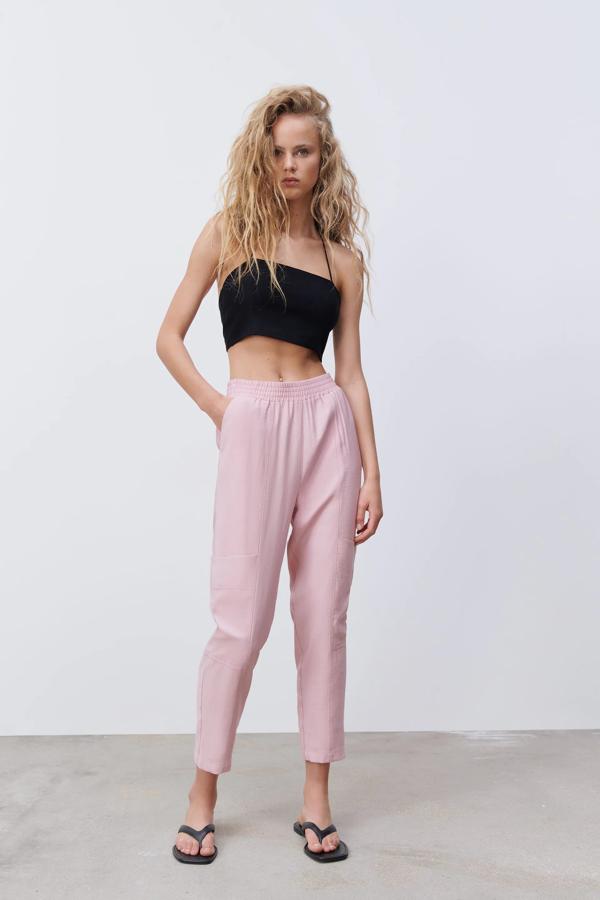 Disponible en rosa empolvado o en negro, este pantalón cargo con cintura elástica y tejido fluido tiene un precio de 9,99 euros (antes 22,95 euros).