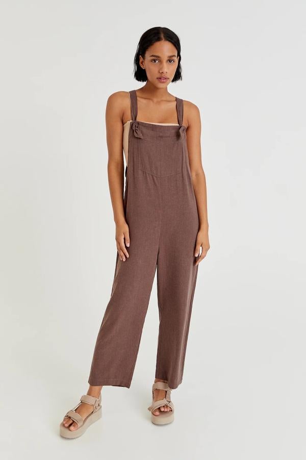 En tejido rústico en color caramelo, este peto largo de tirantes con bolsillo delantero tiene un precio de 25,99 euros.