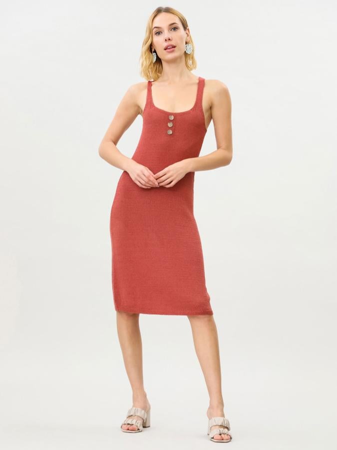 Disponible en rosa o en negro, este vestido largo sin mangos cuenta con cuello redondeado y botones en la parte delantera. Tiene un precio de 15,99 euros.