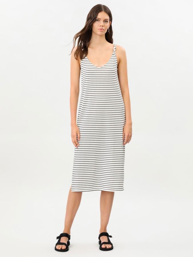 En color blanco con rayas marineras en negro, este vestido midi también está disponible en azul o negro. Con tirantes finos con nudo y escote de pico, tiene un precio de 12,99 euros.