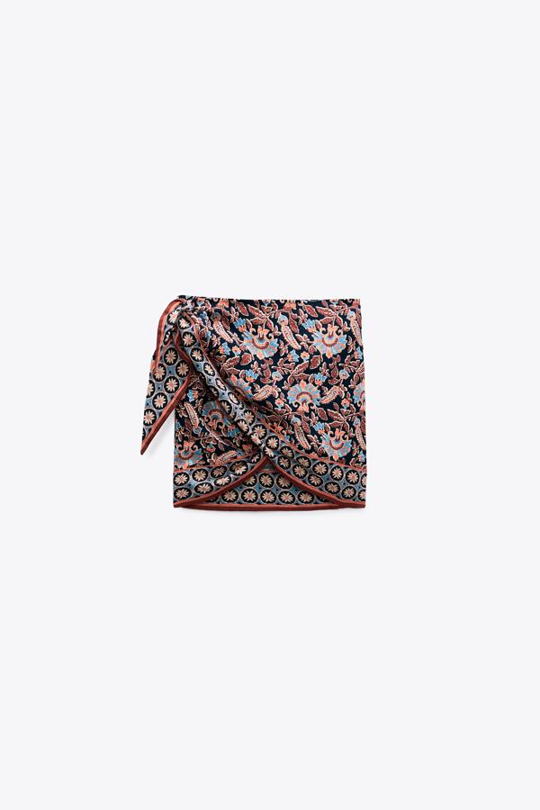 Mini falda pareo con estampado multicolor de Zara (25,99 euros)