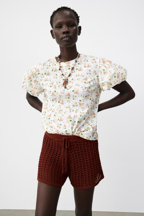 Camiseta con estampado de flores y mangas abullonadas de Zara (12,99 euros)