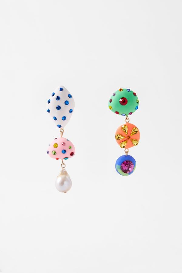 Pendientes asimétricos con cuentas de colores de Zara (12,99 euros)