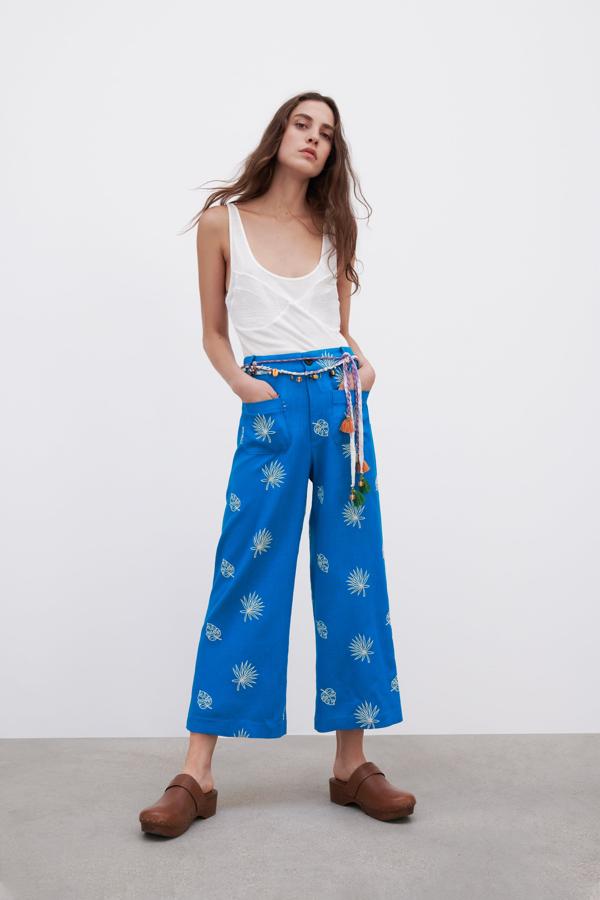 Pantalones anchos en color azul con estampado de hojas de Zara (39,99 euros)