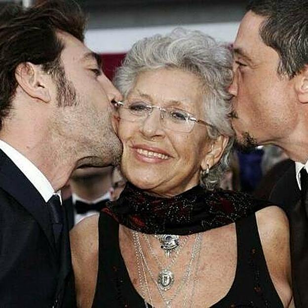 Imagen principal - Pilar Bardem con sus hijos Javier y Carlos Bardem.