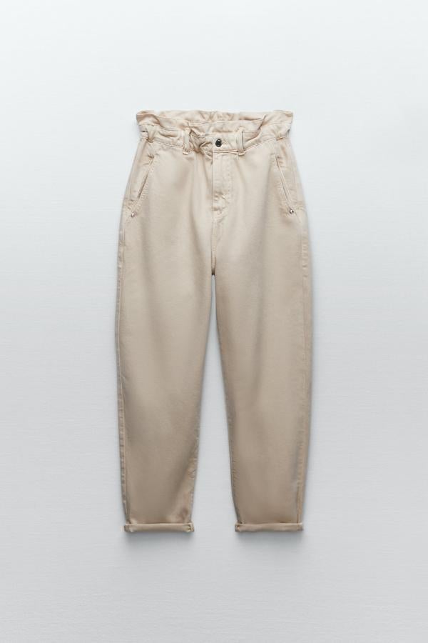 Vaqueros de corte  baggy  en color beige de la nueva colección de Zara (25,99 euros)