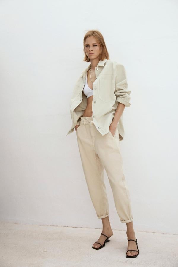 Vaqueros de corte  baggy  en color beige de la nueva colección de Zara (25,99 euros)