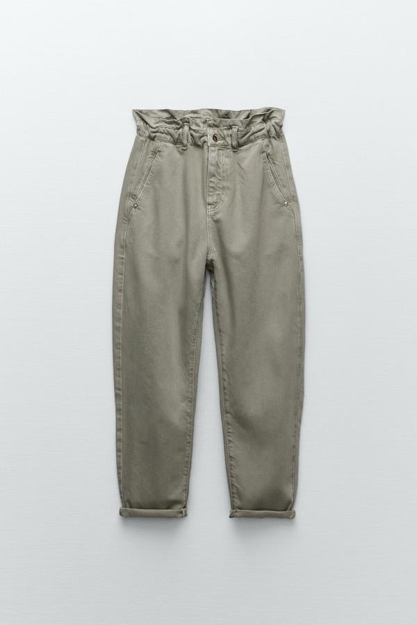 Vaqueros de corte  baggy  en color caqui de la nueva colección de Zara (25,99 euros)