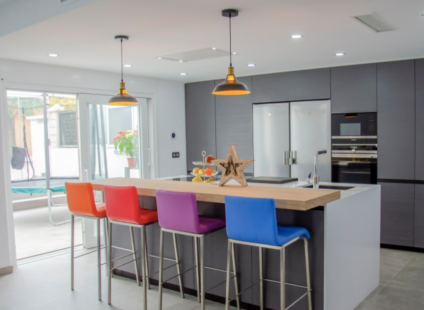 La cocina siempre ha sido un espacio principal en nuestros hogares, pero desde que tuvimos que vivir confinados, ese protagonismo ha sido aún mayor. Lugar de reunión familiar, sala de estudios, oficina... "La estética industrial es la que se impone a la hora de decorar la cocina, y para lograrla, se suelen emplear materiales como el hierro o el aluminio, la madera lacada o las grandes cristaleras que además sirven para separar espacios. El color gris aporta una discreta elegancia y una estética natural", señalan desde Houzz.