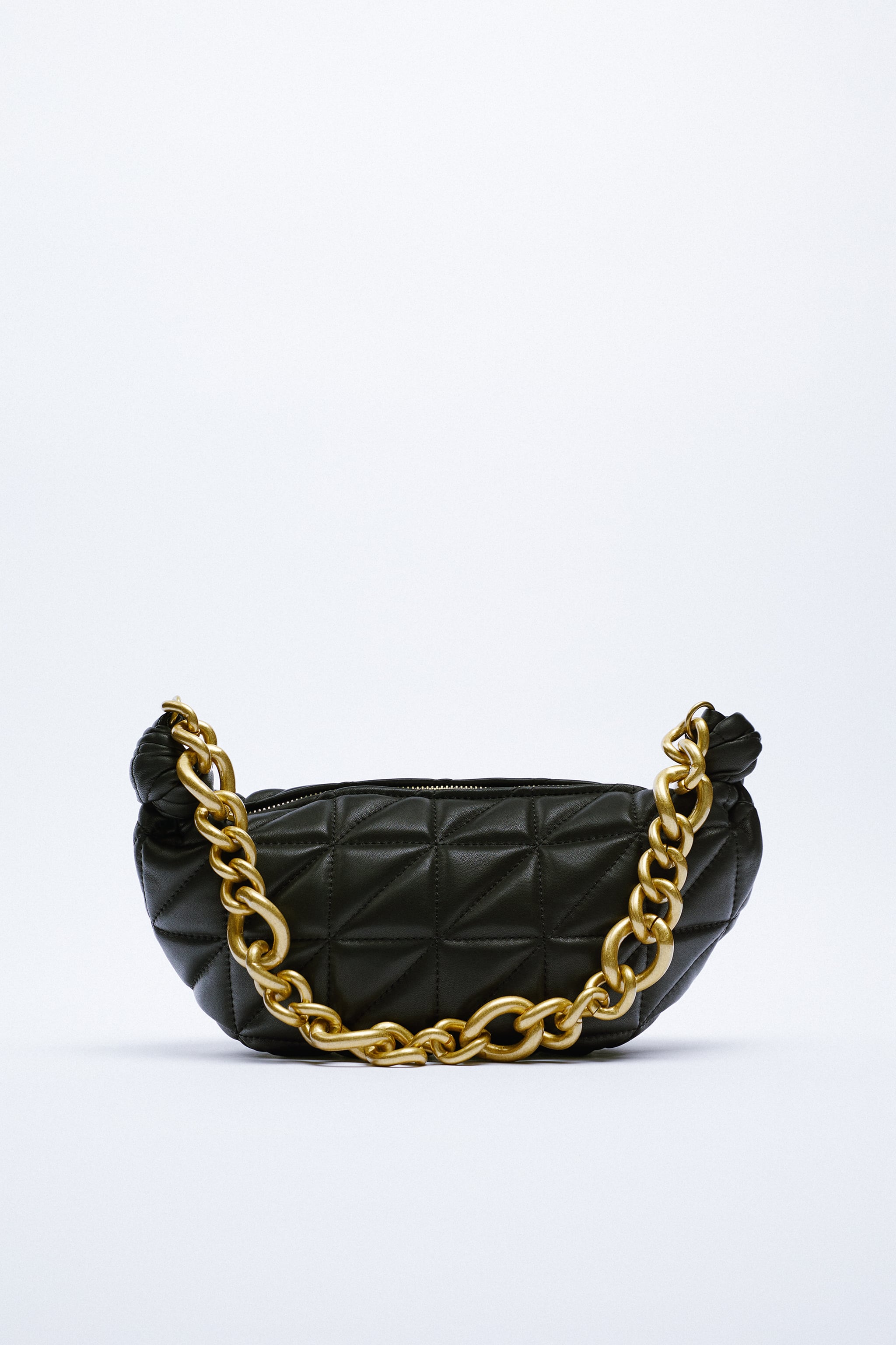 Bolso de piel acolchada en color negro con cadena dorada de Zara (49,95 euros)
