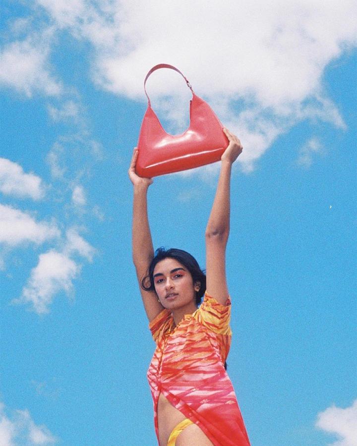 Los accesorios más virales que protagonizan los looks de influencers y famosas. La marca fue creada por Valentina Ignatova, Sabina Gyosheva y Denitsa Bumbarova en 2016. Desde entonces, sus bolsos y zapatos de estilo noventero han causado sensación. Hacen que tus estilismos se eleven a un nivel superior.