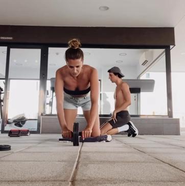 Imagen secundaria 1 - Corina durante la sesión con rueda abdominal que ha compartido en stories con sus seguidores