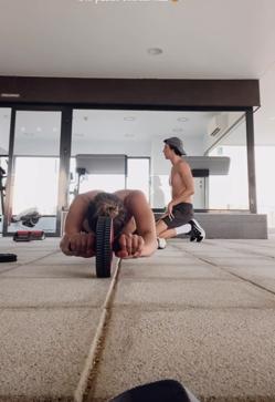Imagen secundaria 2 - Corina durante la sesión con rueda abdominal que ha compartido en stories con sus seguidores