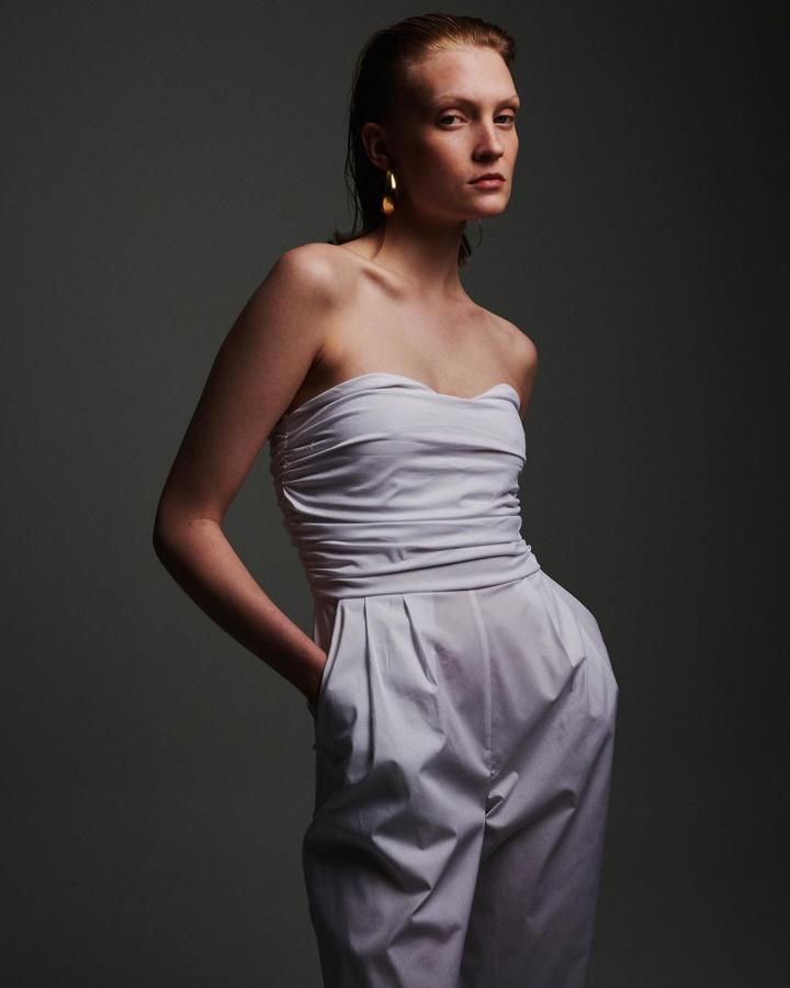 La marca ateniense es el sumun de la elegancia en la noche. Sus prendas están más enfocadas a los eventos o fiestas. Perfectas para las soirées veraniegas o invitadas a bodas.