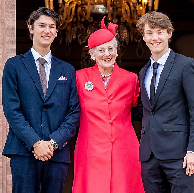 Nicolás, posando con sus abuela, la reina Margarita, y su hermano menor, Félix.