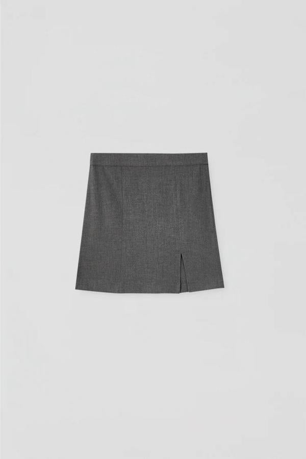 Mini falda con abertura, en color gris.