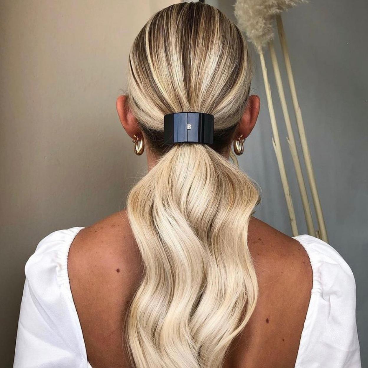 Pincha en la imagen para conocer los 12 mejores champús violetas de 2021 para evitar que los rubios se vuelvan naranjas en verano.