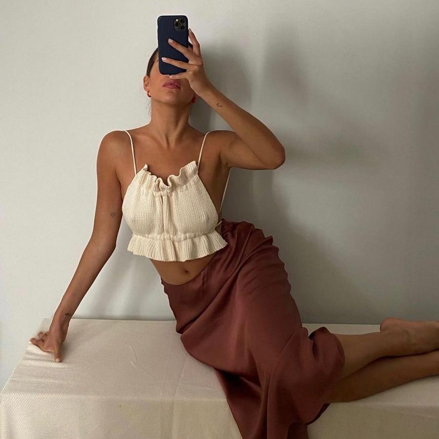 Esta marca se caracteriza por sus tejidos ligeros y cómodos y, una estética minimalista, muy elegante y sensual. Los diseños de Jennifer Humphrey siguen todas las tendencias del momento sin dejar de lado la personalidad de la firma. 