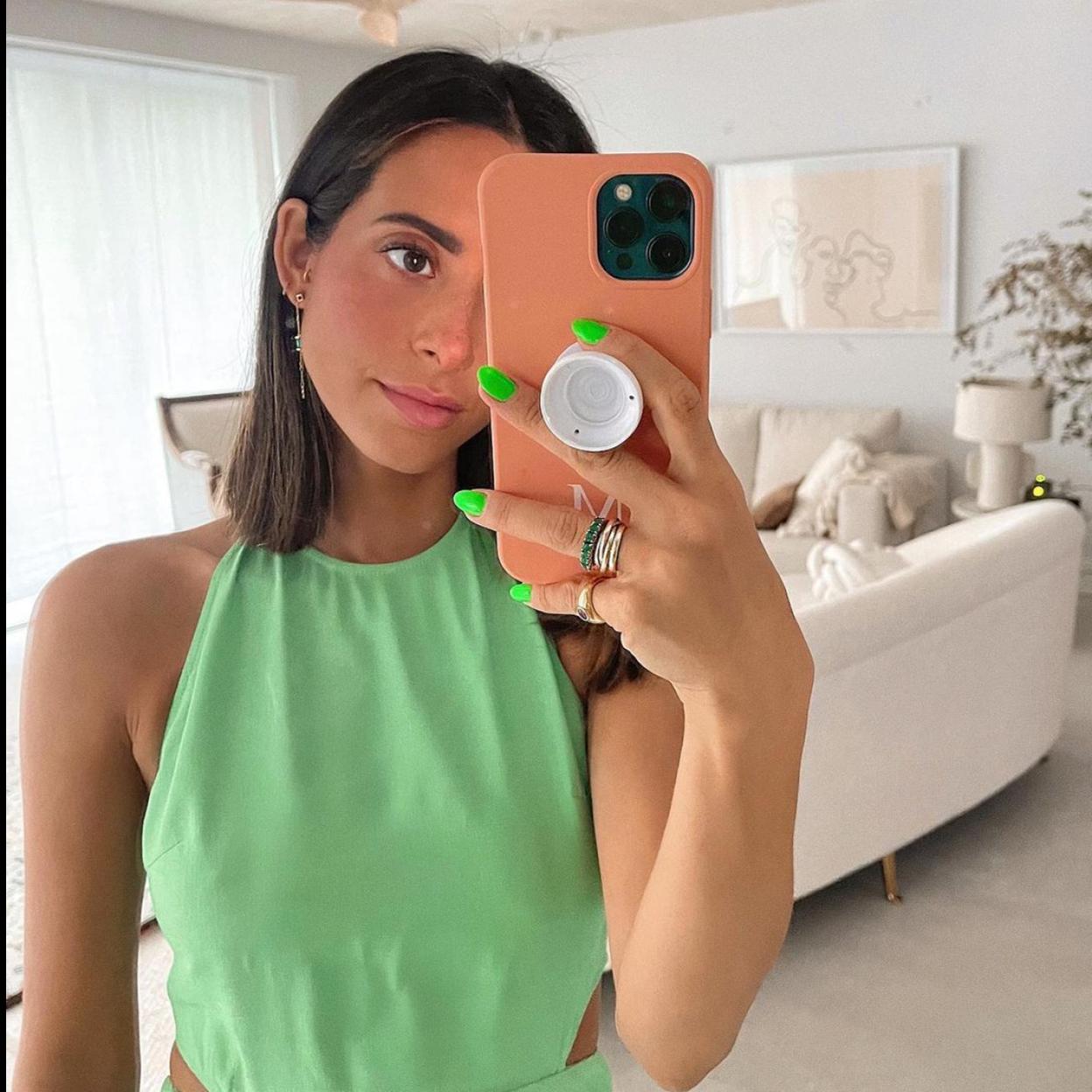 Pincha en la imagen para ver los vestidos de las rebajas de Zara que todavía están disponibles en todas las tallas.