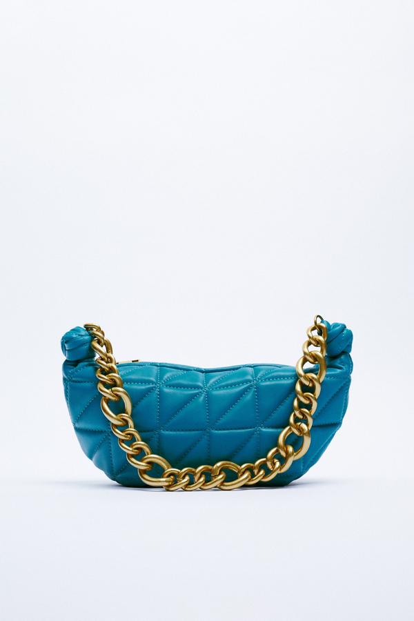 Bolso de piel acolchada en color azul con cadena dorada de Zara (49,95 euros)