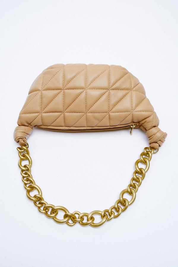 Bolso de piel acolchada en color beige con cadena dorada de la nueva colección de Zara (49,95 euros)