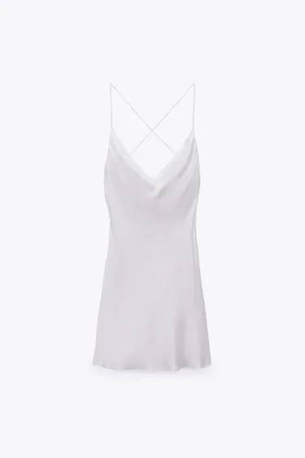 Vestido lencero corto satinado, en blanco.