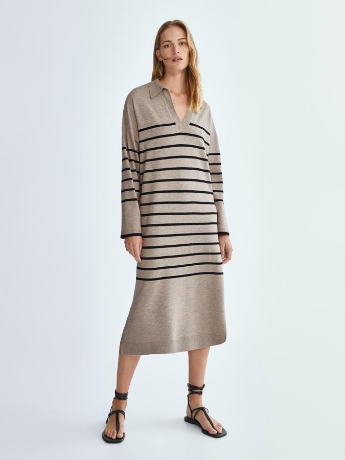 Con cuello tipo polo y escote de pico, este vestido de Massimo Dutti de punto en color visón con rayas en negro es de corte recto y diseño midi y podemos encontrarlo en las tallas S, M y L por 69,95 euros. 