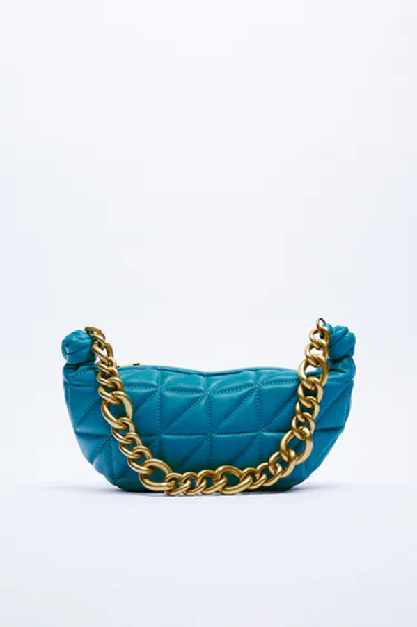 Bolso acolchado de piel, en azul, con cadena dorada.