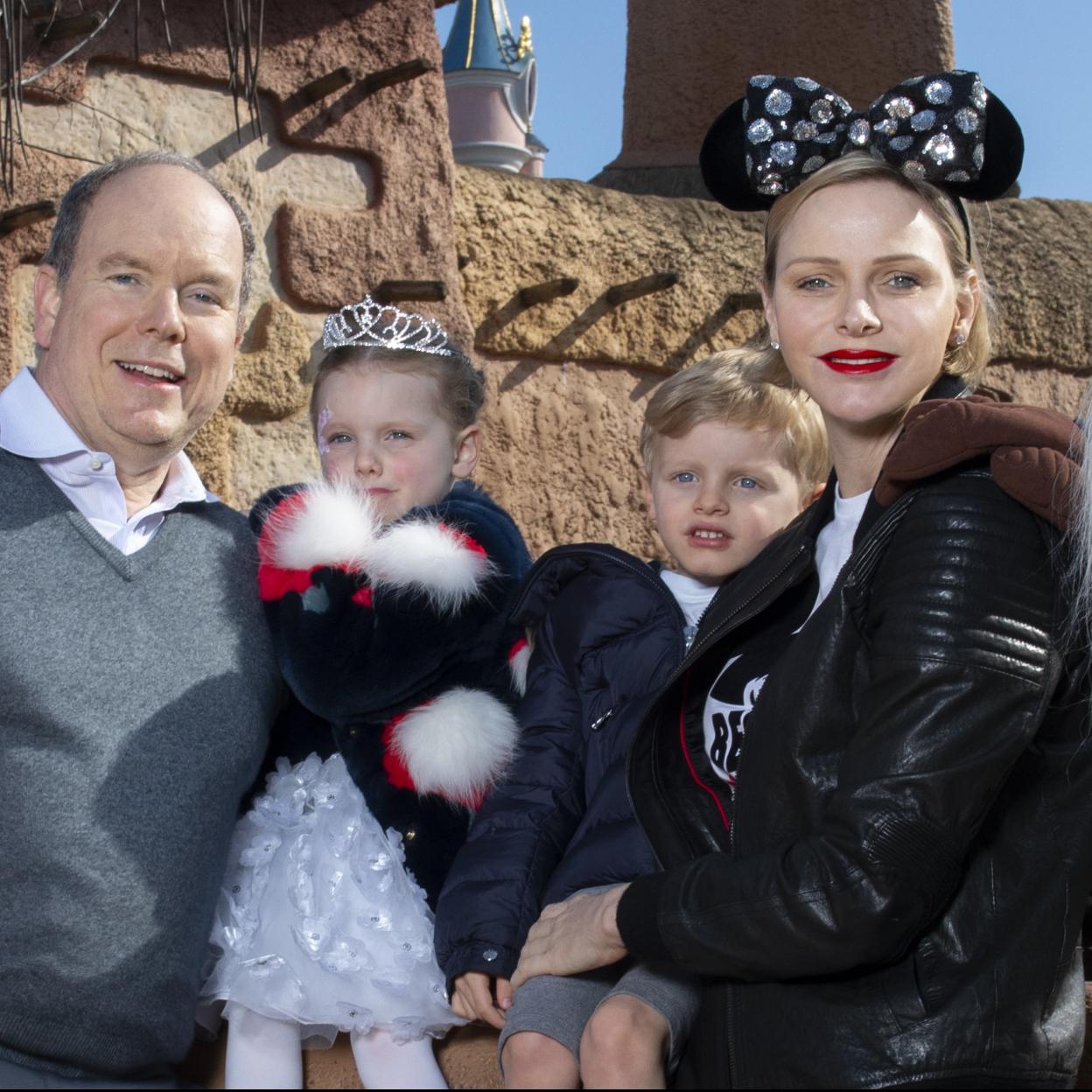 El príncipe Alberto II de Mónaco ha tenido problemas de paternidad en el pasado. Si quieres ver cómo era su relación con su madre, Grace Kelly, pincha en la foto.