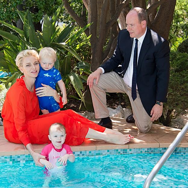 Los príncipes de Mónacos, Alberto y Charlène con sus mellizos. 