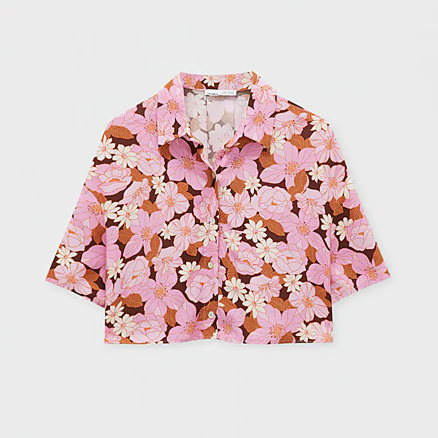Camisa corta con flores tropicales, en tonos rosa