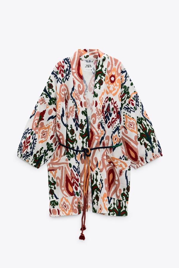 Chaqueta kimono con cinturón de Zara (39,99 euros)