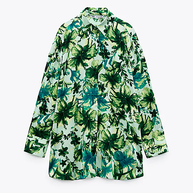 Camisa de manga larga, en tonos verde, con estampado tropical