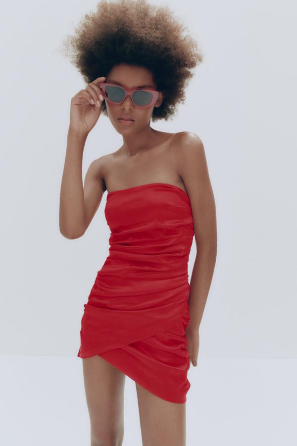 Vestido corto drapeado en color rojo de Zara (25,99 euros)