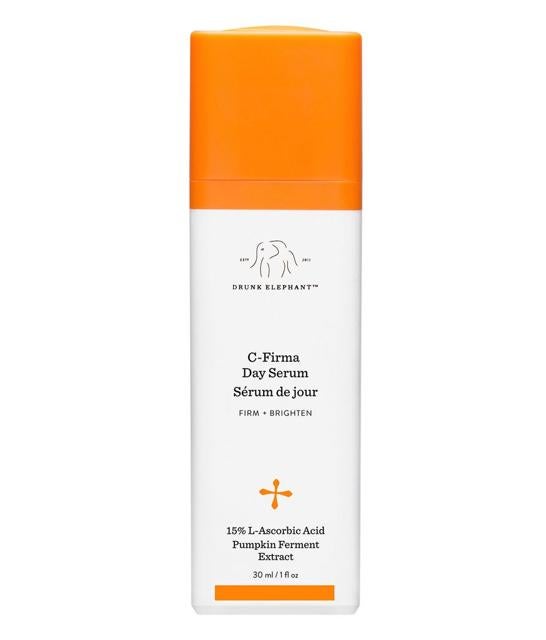 Un suero de día tendrás que empezar a usar cuando tengas 30 o más. Este suero con vitamina C está repleto de antioxidantes, nutrientes esenciales y enzimas de frutas. El suero de Drunk Elephant consigue suprimir los signos primarios del envejecimiento. 55 euros 