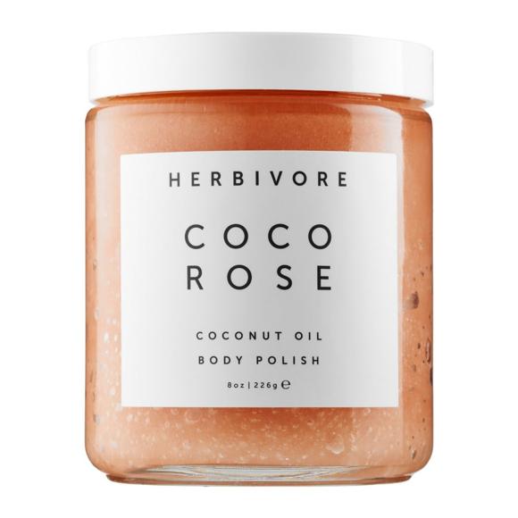 Exfoliar la piel es un proceso muy importante para conseguir una limpieza en profundidad. El producto de Herbivore contiene una mezcla altamente hidratada con aceite de coco virgen y rosa marroquí. Tendrás una piel hidratada, suave y perfumada con coco y pétalos de rosa. 40 euros