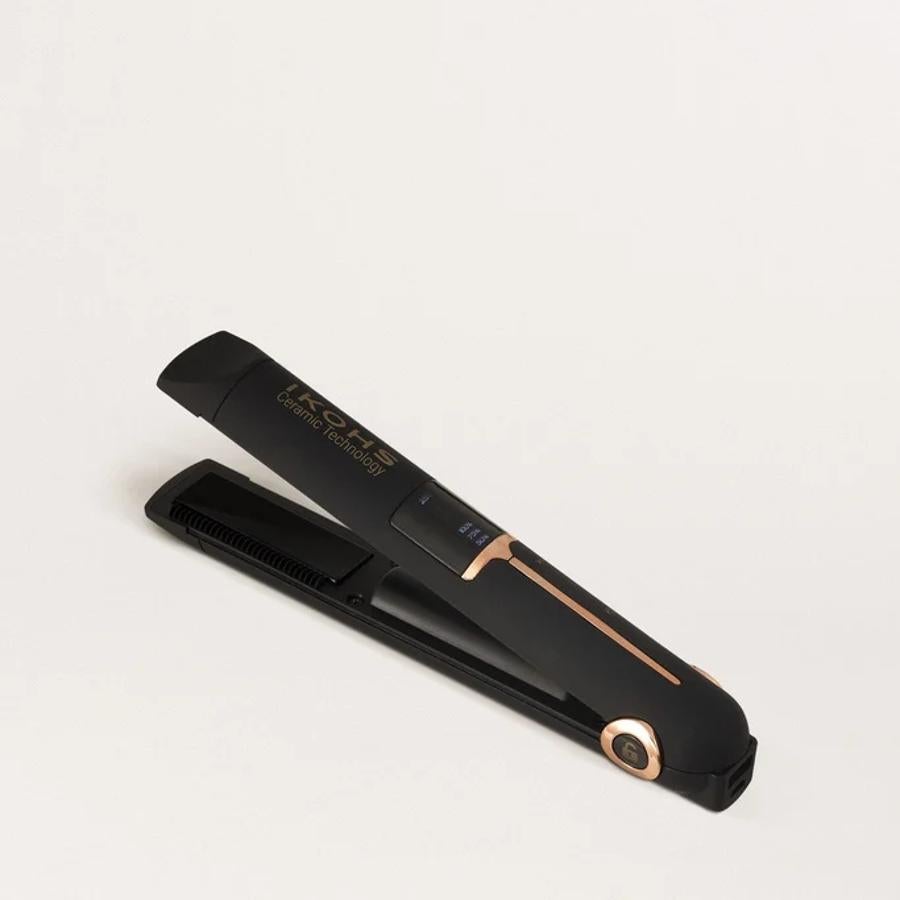 Esta plancha de viaje inalámbrica de Ikohs es perfecta para llevar de viaje o a donde quieras. Tiene un cargador USB, y gracias a su diseño compacto se puede guardar fácilmente en el bolso.Con placas flotantes revestidas de material cerámico, alisan y planchan tu pelo sin dañarlo o quemarlo, dejándolo perfectamente liso. Cuesta 19,95 euros.