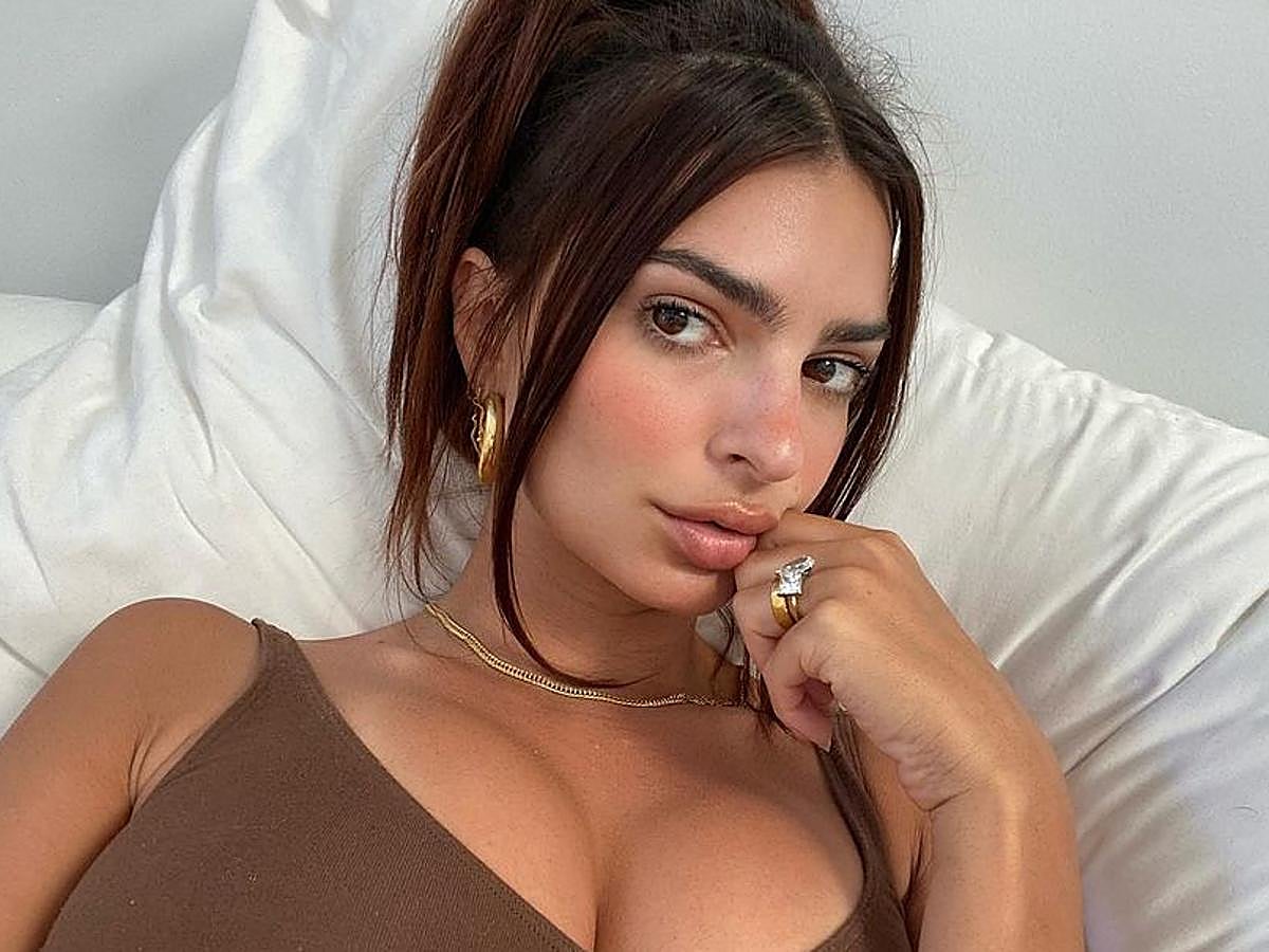 La cola 'model off duty' para las que quieren un look despreocupado. Texturizamos el cabello, dejamos dos mechones delanteros sueltos, atamos el pelo en una coleta alta y apretamos, tirando de la cola en direcciones separadas.