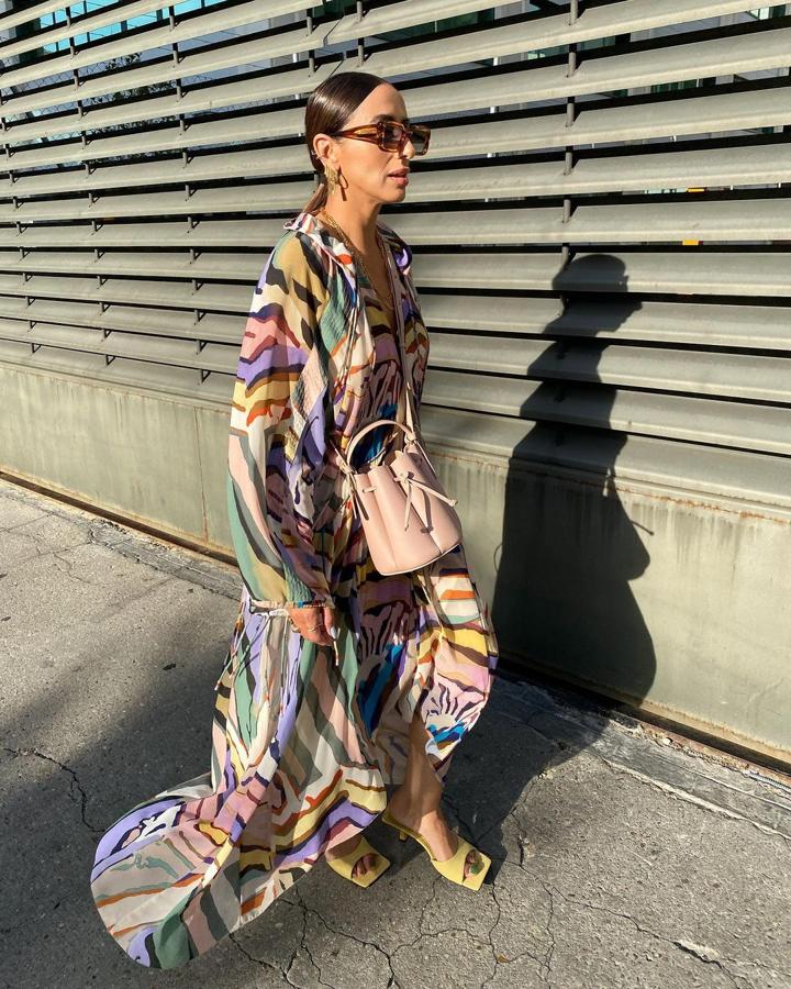 El maxi vestido es un sí rotundo. Una sola prenda consigue lucir muchísimo. Mejor para verano si es estampado y colorido. Así, podremos combinar el tono de los zapatos y el bolso, como hace la 'influencer'.