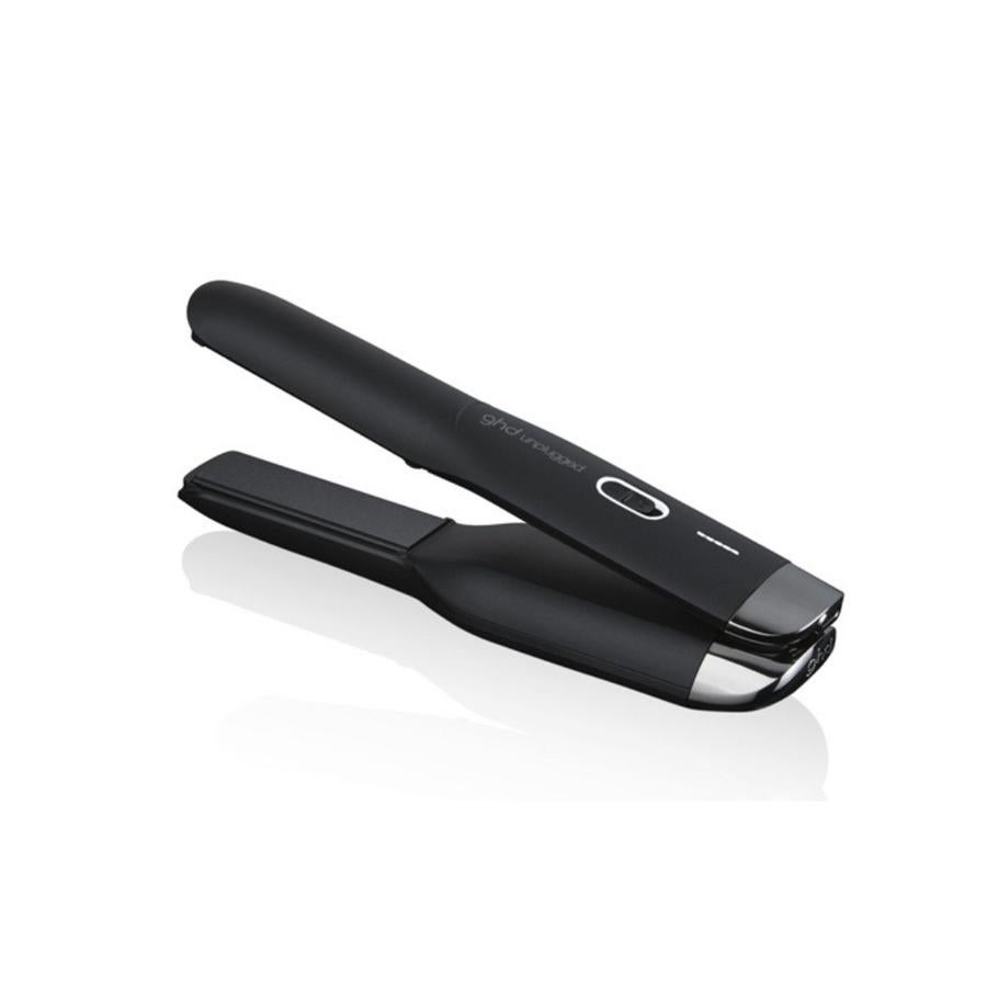 La plancha inalámbrica GHD Unplugged (299 euros) es una de las potentes del mercado. Está disponible en color negro (se puede personalizar), y en blanco en preventa. Integra la avanzada tecnología Dual-zone con calentadores que dejan un pelo brillante y sano desde la raíz a las pintas. Se carga totalmente en 2 horas y cuenta con una autonomía de 20 minutos de peinado continuado. 