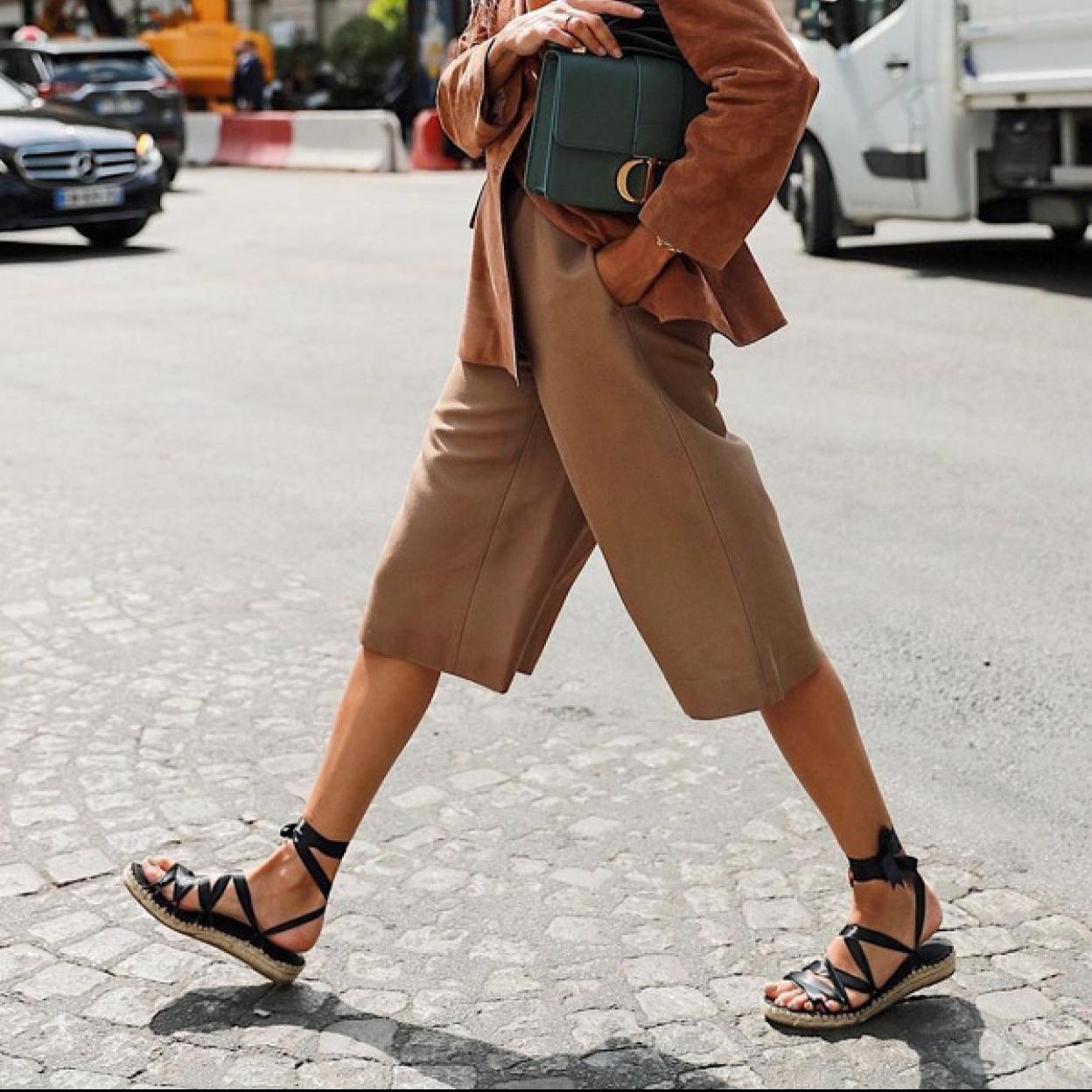 SPincha en la imagen para ver las sandalias y chanclas bonitas y originales para triunfar con tu look de playa y piscina.