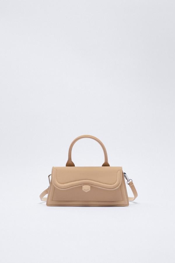 Bolso en color arena con solapa de Zara (19,99 euros) 