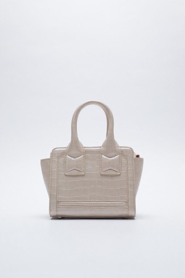 Bolso de color gris con piel grabada de Zara (19,99 euros)