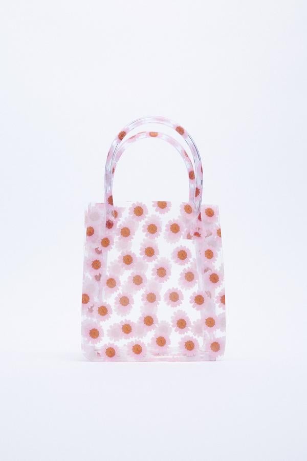 Bolso de vinilo con estampado de flores de Zara (17,99 euros) 